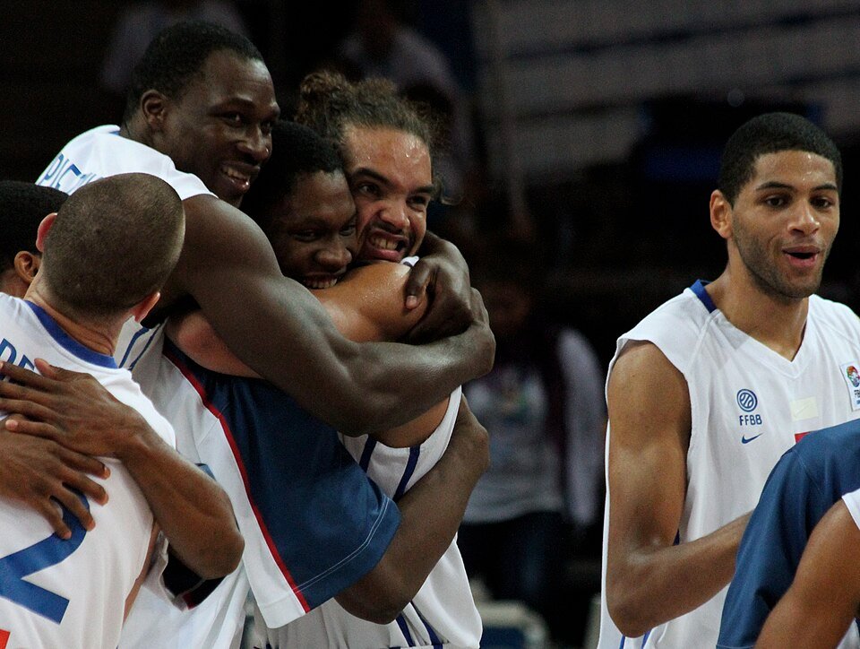 Les joueurs de l’équipe de France de basketball célèbrent à l’EuroBasket 2011